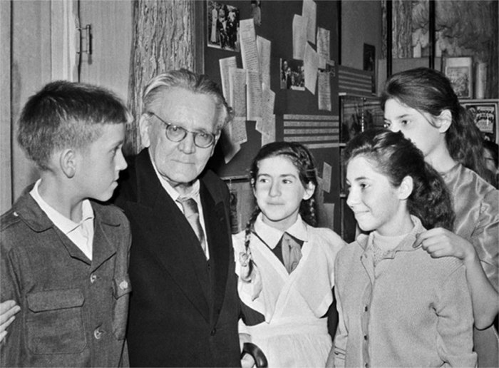 Русский поэт Самуил Яковлевич Маршак на встрече с московскими школьниками.