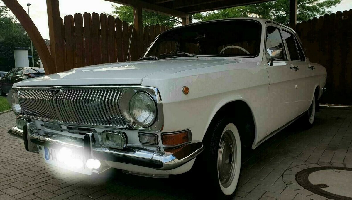 Купили гараж, а в нем очень редкая Волга в оригинале. ГАЗ 24 из ГДР без пробега.