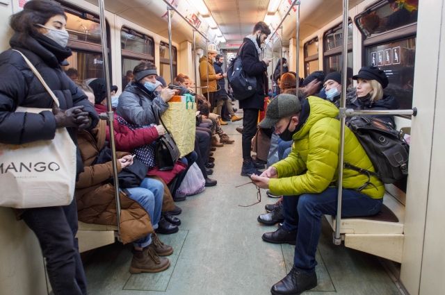 Пассажир упал на пути на синей ветке московского метро
