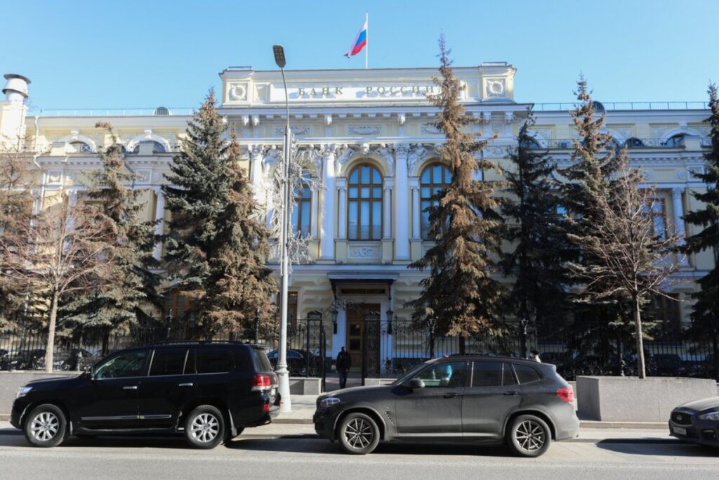 Центробанк снизил ключевую ставку до 15%