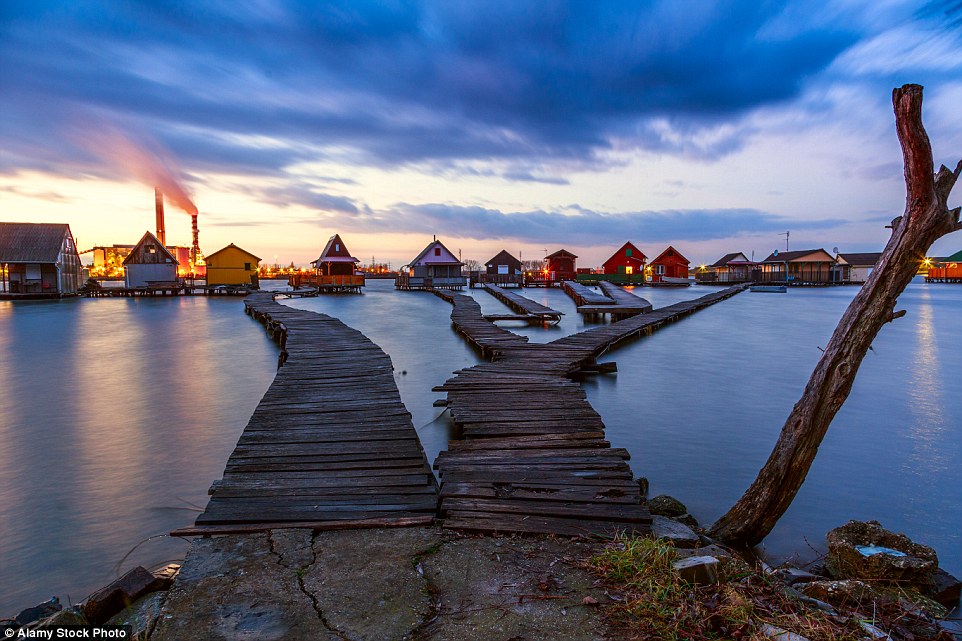 Вы не поверите, но это не Мальдивы: живописная деревня на сваях на озере в Венгрии 