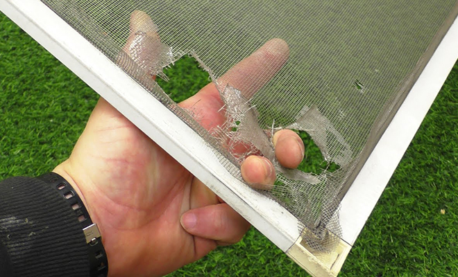 Как за 20 минут отремонтировать пластиковую москитную сетку. Себестоимость работы составит 100 рублей