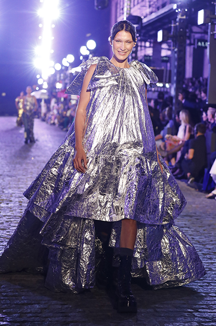 Vogue отпраздновал 130 лет масштабным праздником. Были все: Ирина Шейк, Канье Уэст, Джиджи Хадид, Михаил Барышников, Бруклин Бекхэм и Никола Пельтц Новости моды