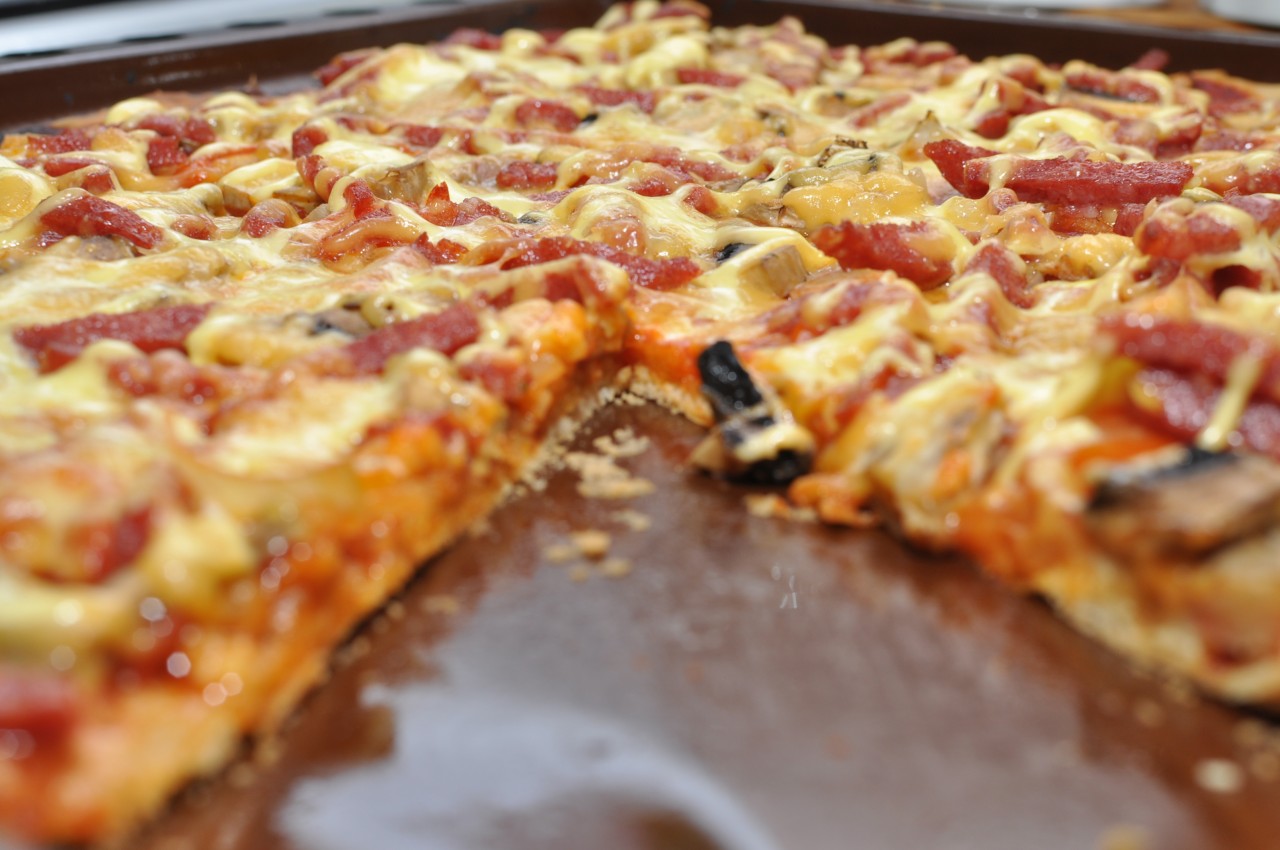 рецепт простой домашней пиццы с колбасой и сыром и помидорами фото 102