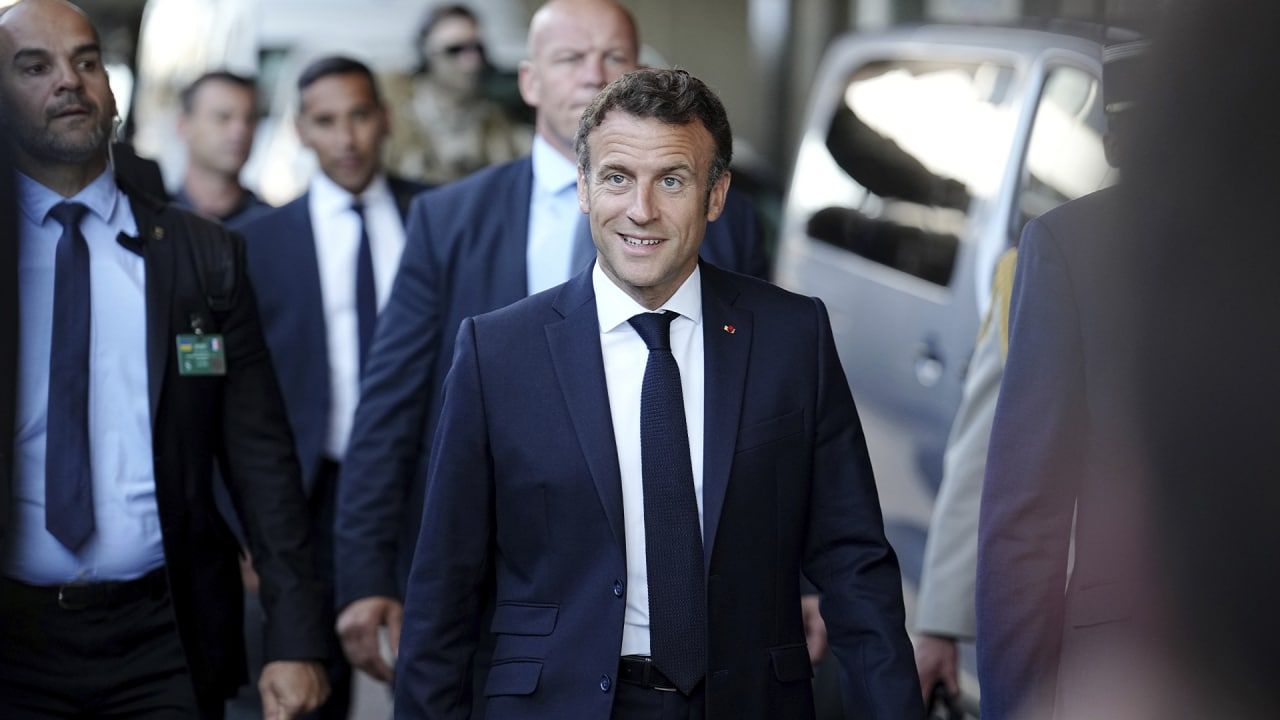 Politico: Макрон предложил установить предел цен на нефть на глобальном уровне