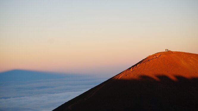 Расстояние от подножия горы Мануа-Кеа да ее вершины — приблизительно 10 000 метров