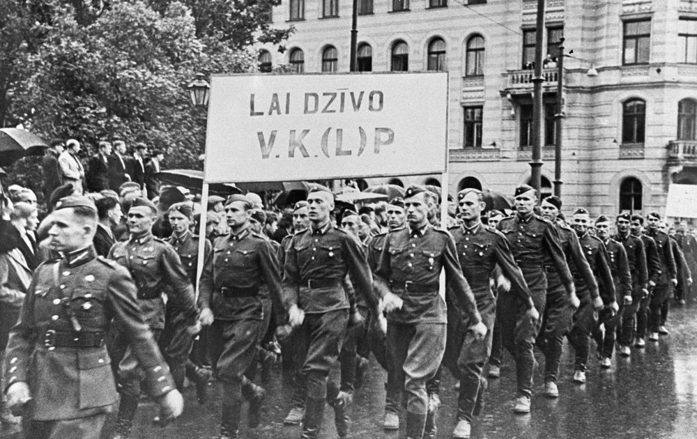 Латвийские солдаты за вхождение Латвии в состав СССР. 22 августа 1940 г. / РИА Новости
