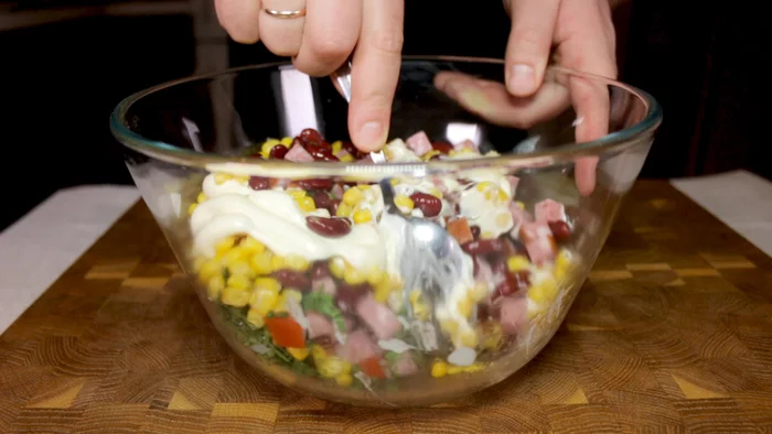 Салат на скорую руку с фасолью, кукурузой, копченой колбасой и помидорами Видео рецепт, Салат, YouTube, Видео, Длиннопост