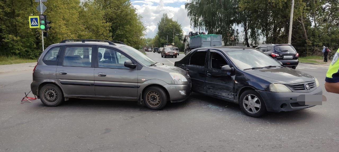 В Твери на перекрестке столкнулись две иномарки