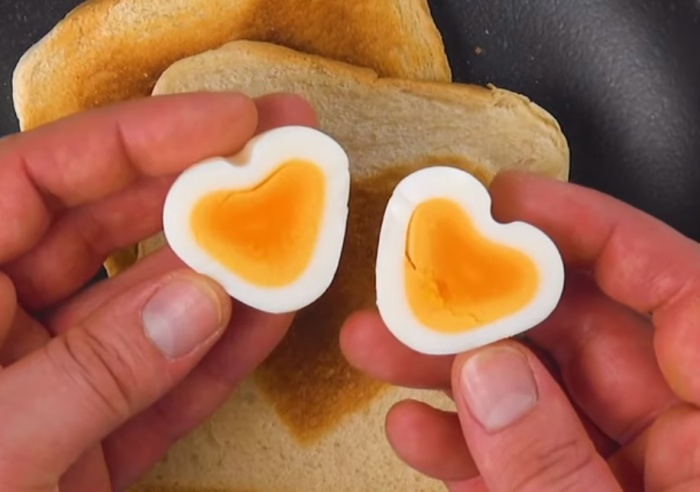 С помощью деревянной шпажки яйцо приобретает форму сердечка. 