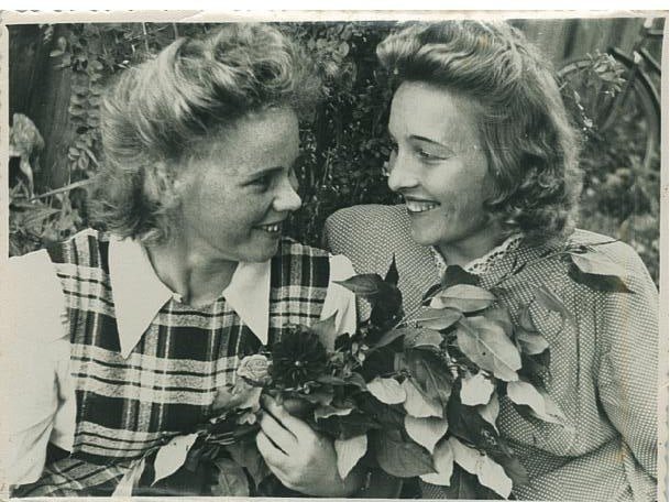 «Слева моя бабулечка. В 1941 году в 15 лет стала работать радисткой, заменив трёх взрослых мужчин, которых забрали на войну» в мире, история, кадр, люди, семейное фото, фото