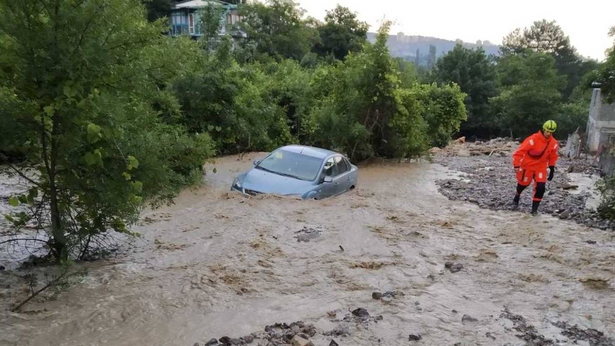 Водитель и пассажир чудом спаслись из затонувшего в реке авто в Крыму