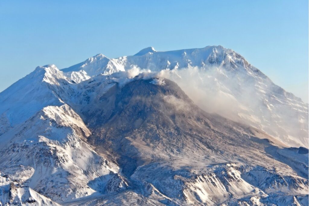 Вулкан Крашенинникова стал извергаться впервые за 600 лет