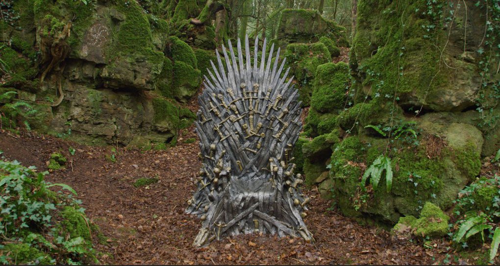 Фанаты «Игры престолов» ищут Железные троны, которые канал HBO надёжно спрятал в разных уголках мира кинозал