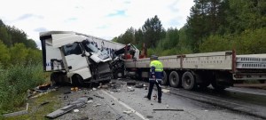 В Свердловской области произошла смертельная авария: столкнулись два грузовика