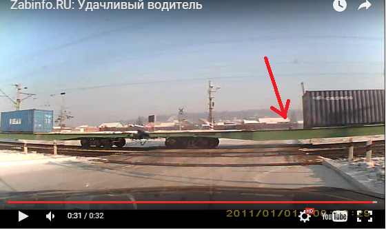 Водитель выпрыгнул перед поездом: видео дня