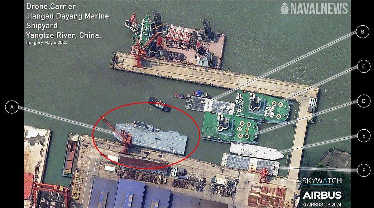 Неусыпным оком космической разведки на реке Янцзы севернее Шанхая замечен достраивающийся явно авианесущий корабль необычной конструкции.