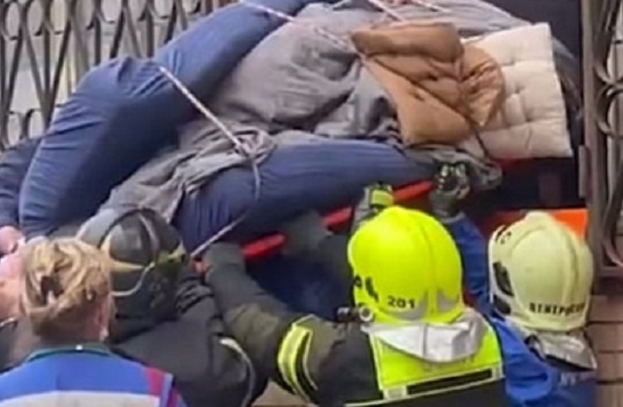 Москва: Не стало 400-килограммового мужчины, спасенного спасателями через окно