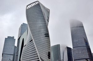 Посетители работавшего ночью высотного ресторана в «Москва-Сити» подрались, покидая заведение в момент рейда. Фото: Анна Быкова