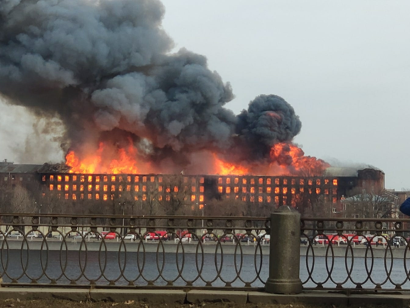 Поджог спб. Пожар в Санкт Петербурге Невская мануфактура. Пожар на Невской мануфактуре в СПБ. В Питере горит фабрика Невская мануфактура. Невская мануфактура пожар.