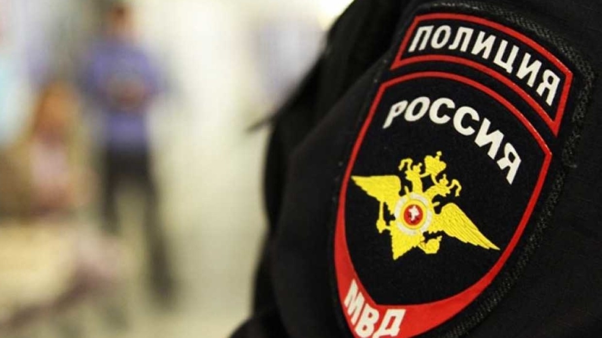 Иркутский полицейский спас семью из охваченного огнем дома Общество