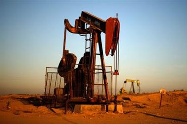 A pump jack is seen at sunrise near Bakersfield, California October 14, 2014. REUTERS/Lucy Nicholson (UNITED STATES - Tags: ENERGY BUSINESS)