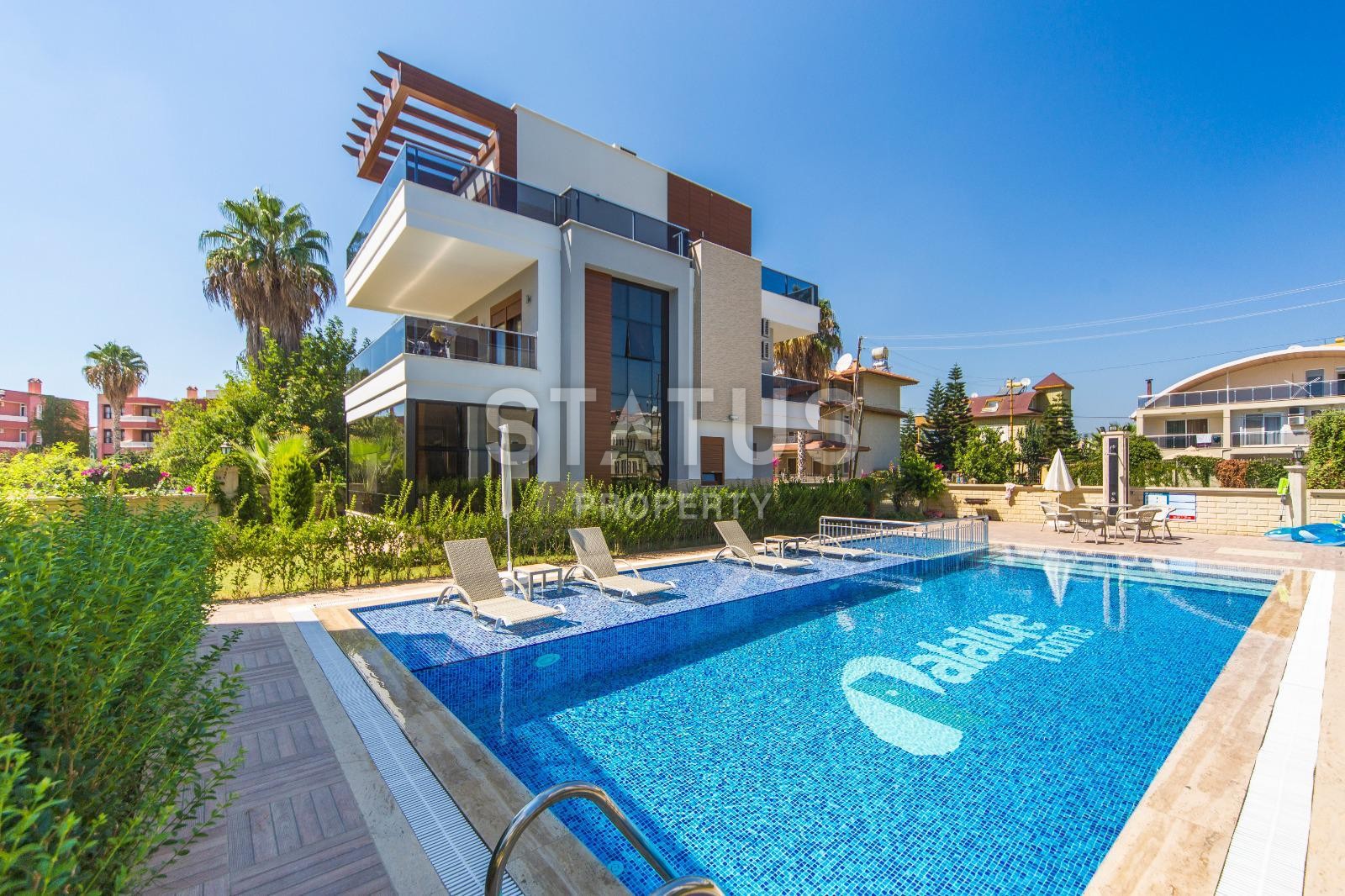 Бассейн возле дома