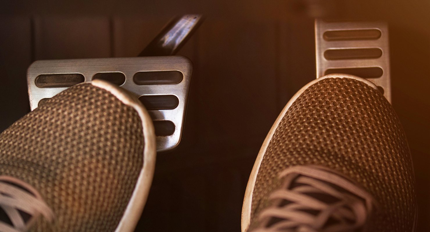 Чем заканчивается эксперимент с одновременным нажатием на газ и тормоз