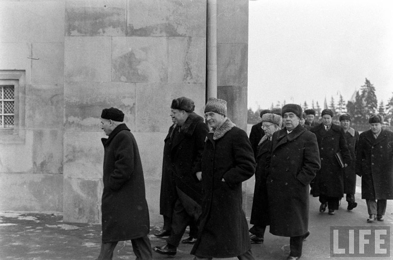 Любопытные кадры с ВИП мероприятий в Кремле зимой 1959. Фотограф Говард Сохурек  из США участников, съезда, Гости, автомобилей, гаражам, конце, охраны, прохожих, центре, работало, множество, сотрудников, Белорусском, КГБ1011, Некоторых, вокзале, встречал, Микоян, доверенное, Хрущева