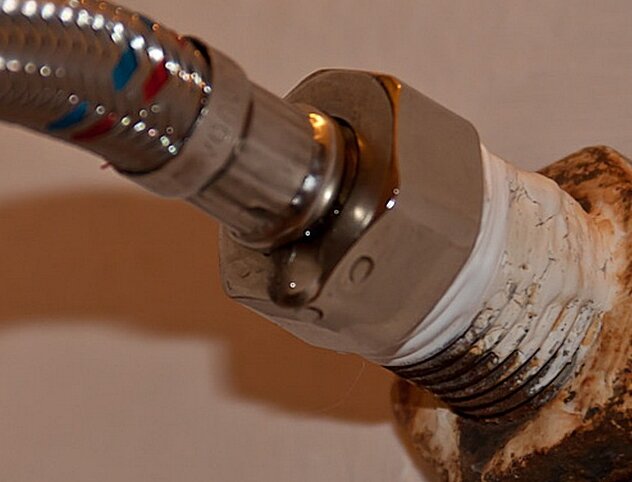 Как я соседке кран чинил и в этот момент ее муж вернулся из командировки Как я соседке кран чинил и в этот момент ее муж вернулся из командировки