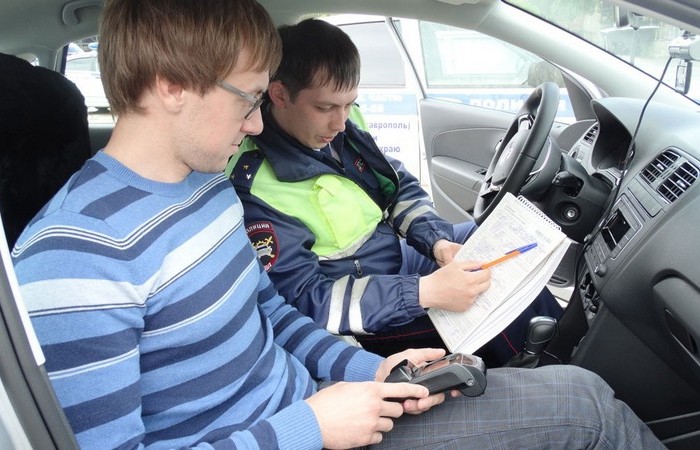 Должен ли водитель следовать в машину ДПС по требованию инспектора: обязательства и правила
