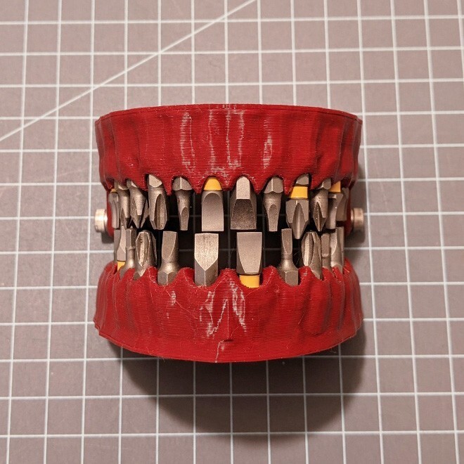 Органайзер для бит в виде вставной челюсти: достойное применение 3D-принтера можно, чтобы, Обычные, магниты, стандартных, вмещающий, органайзер, стилизованный, говорит, создатель, месте, выпалиВот, «зубы», верхние, магнитов, крошечных, удерживать, химически, сделан, пережить