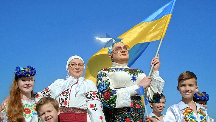 Верка Сердючка продолжает зарабатывать в России, заставляя зрителей вставать под гимн Украины