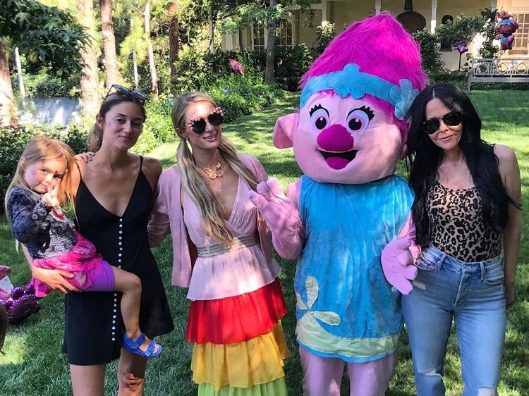 Тетя мечты: Пэрис Хилтон устроила своей племяннице тематический день рождения Тетя мечты: Пэрис Хилтон устроила своей племяннице тематический день рождения Звезды,Новости о звездах