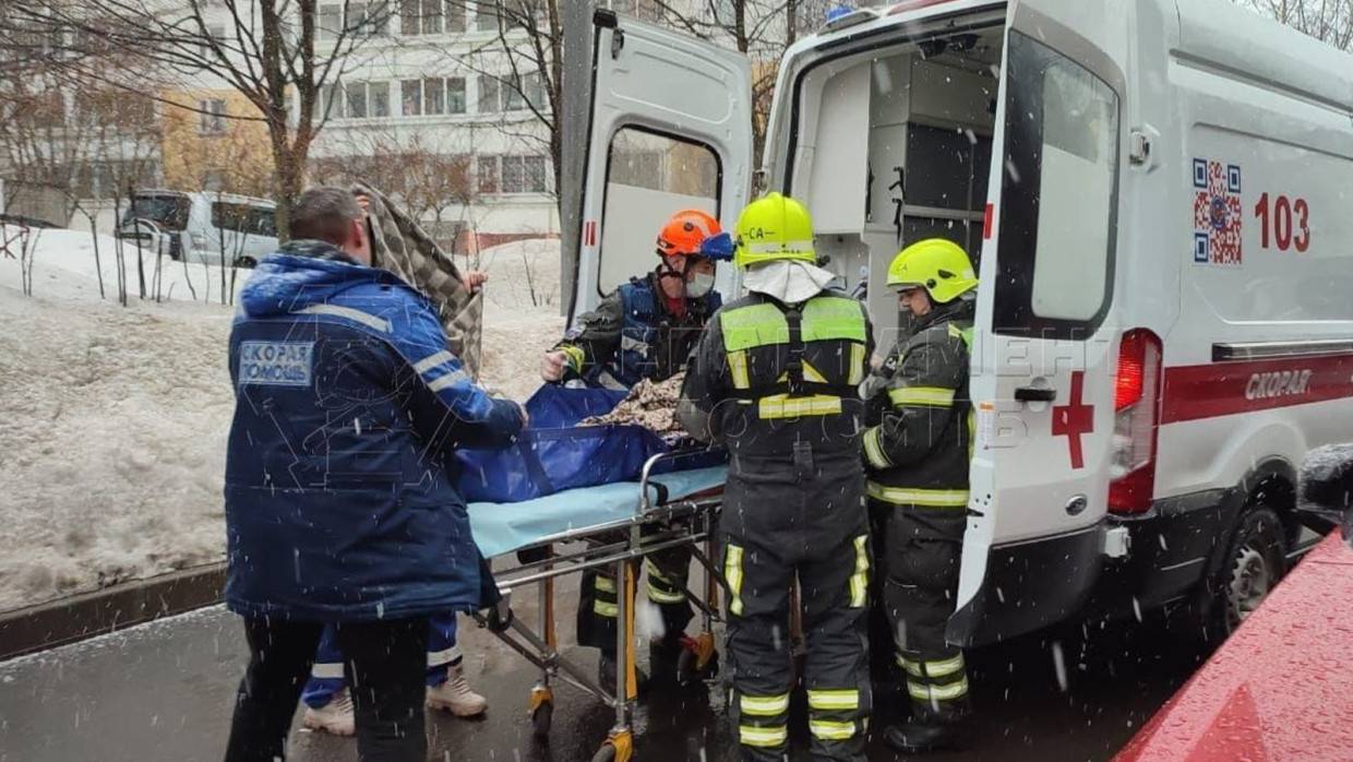 Специалисты Московского авиацентра спасли жизнь потерявшей сознание пенсионерке