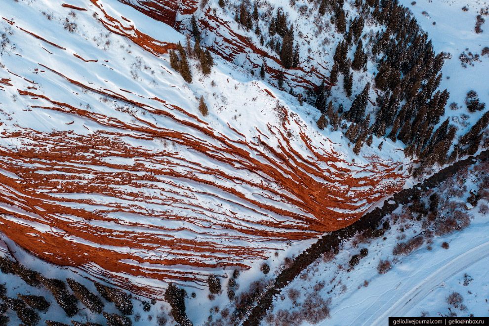 Красные скалы посреди снега