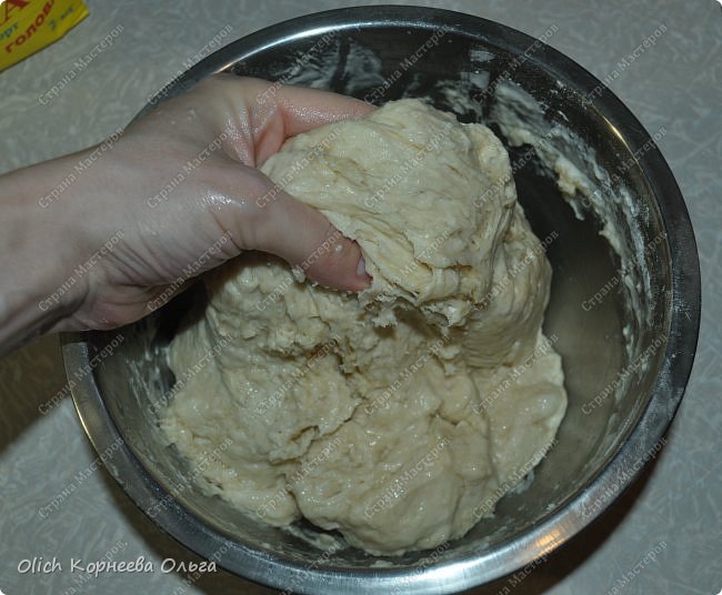 Здравствуйте. Уже не первый месяц, как пеку пироги, собираюсь рассказать о рецепте этого теста, но вспоминаю, когда уже пироги готовы. Рецептов очень много и в каждом есть своя изюминка. Этот рецепт мне попался на просторах интернета, когда я искала рецепт быстрого дрожжевого теста для пирогов. Меня подкупило слово быстрое, так как всегда хочется сэкономить время и при этом приготовить что-нибудь вкусненькое. Еще в рецепте говорилось, что пироги, приготовленные из этого теста, не черствеют очень долго, аж неделю. Верность этого утверждения нам не удавалось проверить до сих пор, потому как пироги мы съедаем быстро, редко когда остаются на второй день. Но вот что точно могу утверждать, что даже если вы уберете пироги в холодильник (а я всегда убираю пирожки храниться в холодильник, если в начинке яйца или грибы, все таки это скоропортящаяся начинка), они все равно будут мягкими и вкусными. Бывает пироги пару часов полежат и уже не такие вкусные, не такие мягкие и воздушные. А эти неееет, очень вкусные и нежные. <br />
Расскажу еще о плюсах этого теста:<br />
1. Не нужно ждать, когда тесто подойдет, можно печь сразу. Поэтому, если начинка требует предварительного приготовления, например, протушить что-то надо или отварить, то все следует приготовить заранее, иначе на это просто не останется времени.<br />
2. После того как тесто готово, мука больше не понадобится. Оно довольно таки жирное, не липнет к рукам и столу, поэтому лишняя мука для лепки не нужна. А потом и стол не нужно оттирать от этой муки.<br />
В общем кому стало интересно, читаем дальше. фото 13