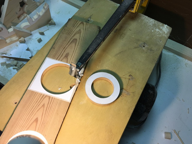 Небольшой фотоотчет по изготовлению деревянных настольных часов, используя электролобзик