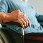 Выплату по уходу за инвалидом поднимут с 1 января 2023 года