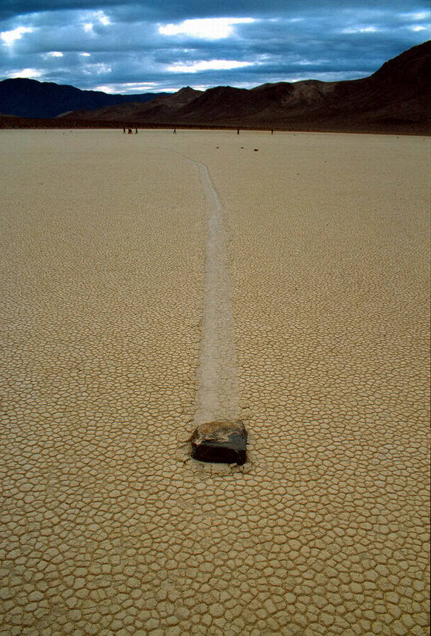 Движущиеся камни в «Долине смерти» (5 фото) очень, необычные, причинам, следы, причем, двигаются, всего, дватри, объясняют, ученые, происходит, нескольким, первая, собой, влажная, поверхность, грунта, глины, вторая, причина