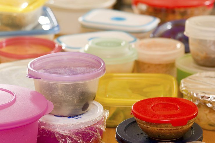 Средства, которые помогут удалить запах с пищевого пластика домоводство