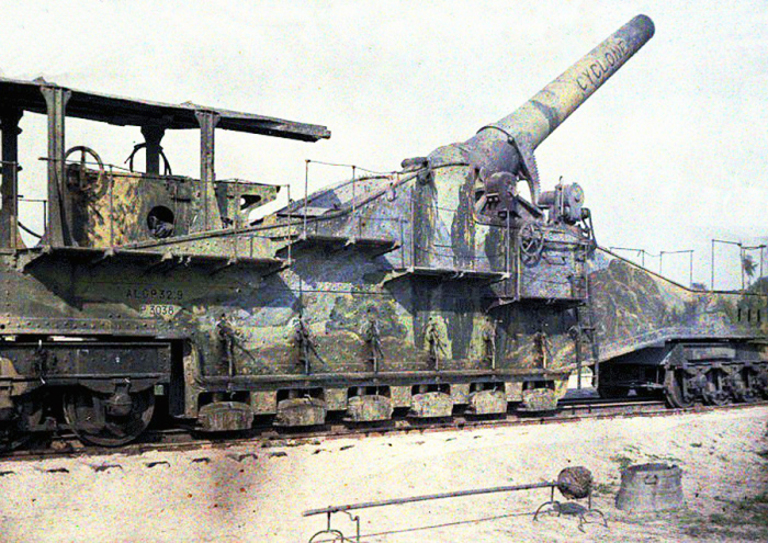 Мощное 320-мм дальнобойное орудие Cyclone в бельгийском городе Hogstade в 1917 году.