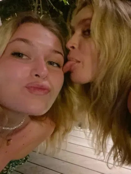 Вера Брежнева показала редкие фото со старшей дочерью по случаю её 25-летия Брежнева, дочерьюСоня, КиперманВера, дочерьюВера, Меладзе, замуж, Брежневой, вышла, удочерил, Михаила, вскоре, России, уехали, супруги, олигарха, Константина, фамилию, через, Киперманом, Кипермана