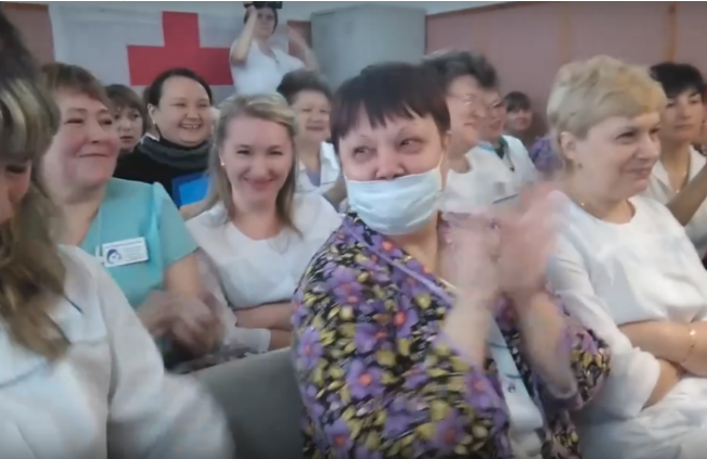 Медики встретили смехом отчет директора о зарплатах