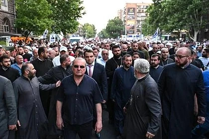 В Ереване тысячи человек вышли на митинг в поддержку бизнесмена Карапетяна