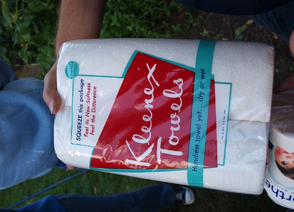 Супруги обнаружили в своем дворе тайник и вызвали спасателей Супруги обнаружили в своем дворе тайник и вызвали спасателей