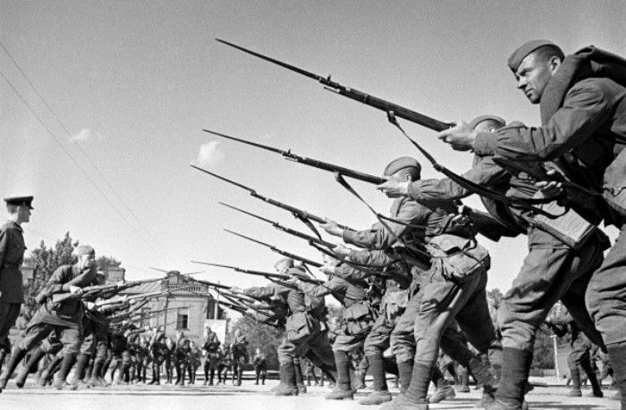 Красноармейцы во время обучения, август 1941 год. /Фото: wikipedia.org