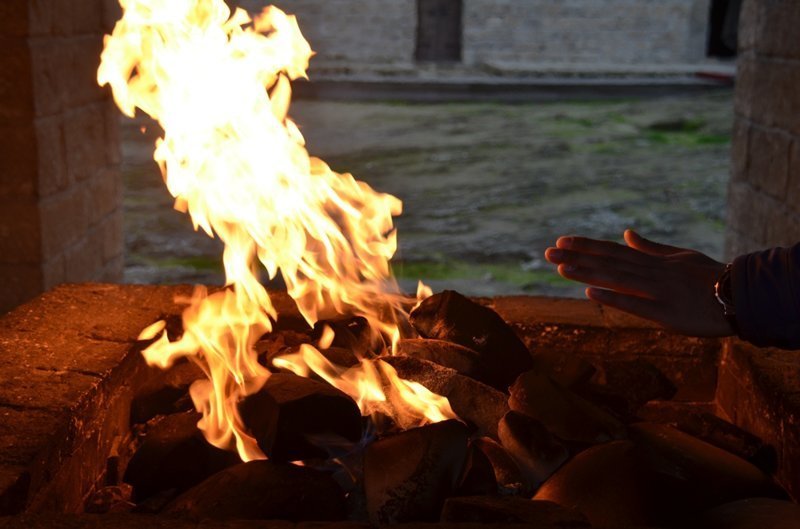 Азербайджан. Огни Апшерона. Храм огня Атешгях и природный вечный огонь Янардаг путешествия, факты, фото