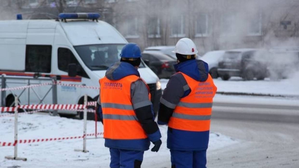 Прорыв трубы с холодной водой спровоцировал длинную пробку на Светлановском проспекте