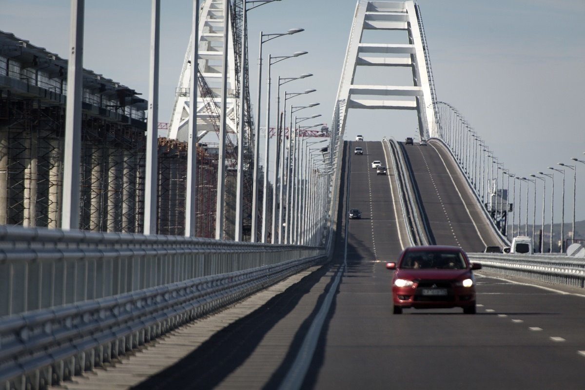 Движение на Крымском мосту возобновили после 30-минутной паузы